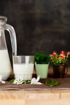 Braced plant milks Descriptive credit freepik